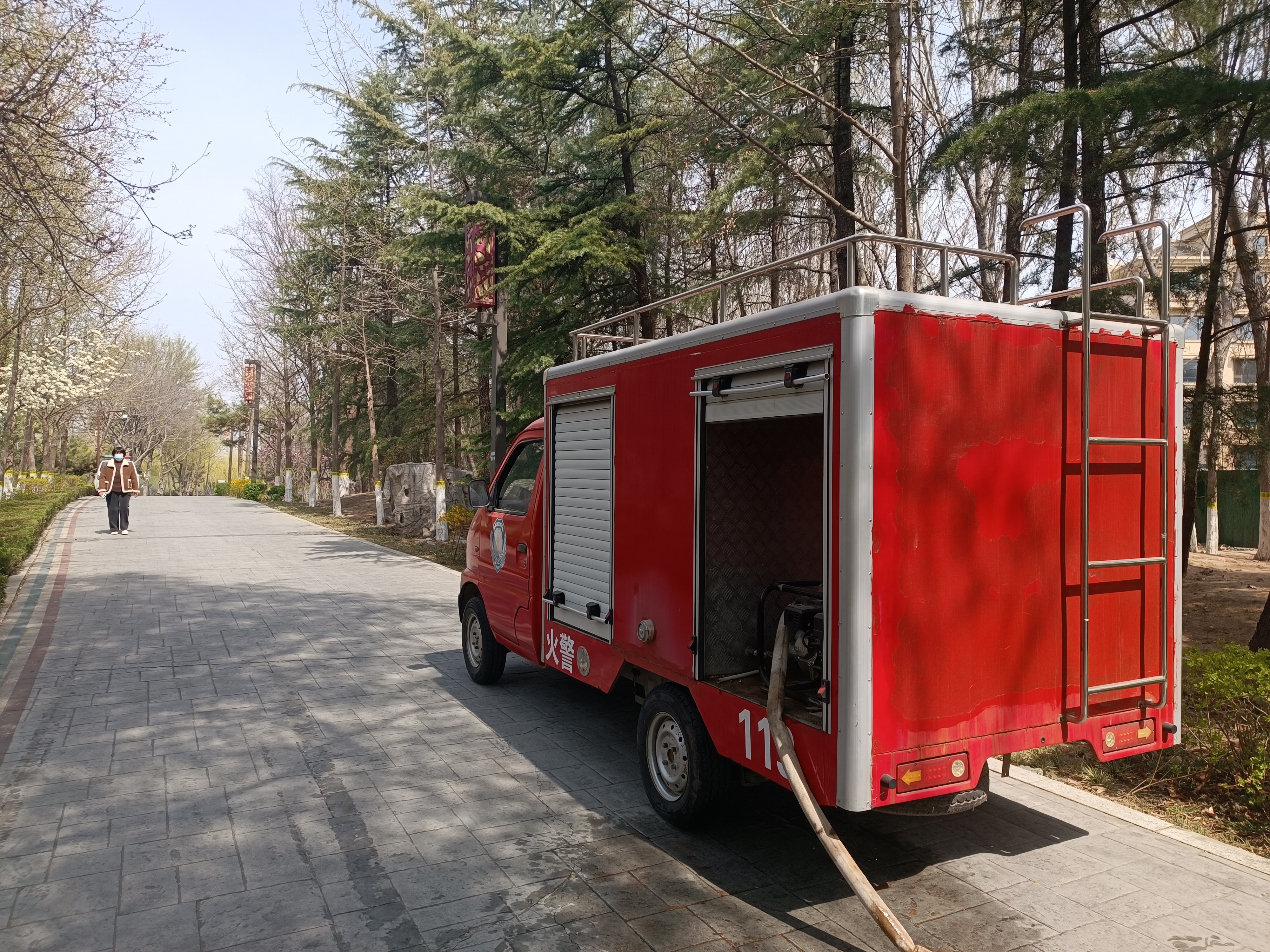 濰坊市園林環衛集團多策并用除楊柳飛絮，白浪景區全面整治迎清新風貌